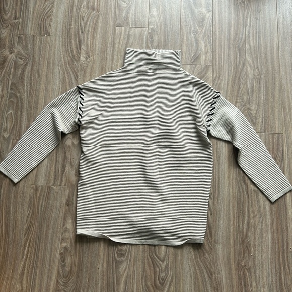 Tahari beige sweater - Picture 1 of 2